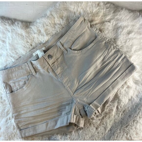 H&M Women's Khaki Shorts with Rolled Cuffs Size 6 - Picture 1 of 4